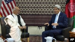 Džon Keri i Ašraf Gani tokom razgovora u američkoj ambasadi u Kabulu