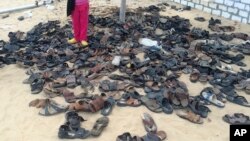 Sandal dan sepatu para korban serangan di masjid Rawdah di Bir al-Abed, Sinai utara, sehari setelah terjadinya serangan maut, Sabtu (25/11). 