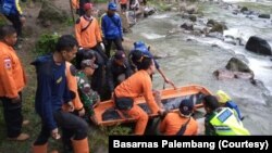 Proses evakuasi penumpang bus Sriwijaya rute Bengkulu-Palembang yang terjun ke jurang di Liku Lematang, Desa Prahu Dipo, Kecamatan Dempo Selatan, Pagaralam, Sumatera Selatan, Selasa. 24 Desember 2019. (Foto: Basarnas Palembang). 