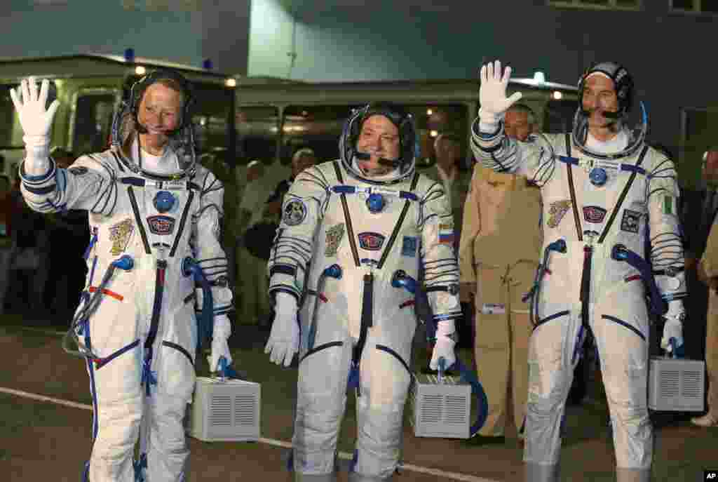 Dari kiri ke kanan: Astronot AS Karen Nyberg, kosmonot Rusia Fyodor Yurchikhin, dan astronot Lembaga Antariksa Eropa Luca Parmitano berpose sebelum peluncuran roket Soyuz di Baikonur, Kazakhstan (28/5).