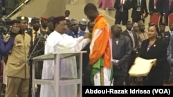 Abdoul-Razak Issoufou Alfaga, le champion du monde de taekwondo, reçoit une médaille du président Issoufou Mahamadou, 25 août 2016. (VOA/Abdoul-Razak Idrissa)