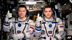 En esta foto sin fecha publicada por la corporación espacial Roscosmos, los rusos Oleg Kononenko y Nikolai Chub aparecen a bordo de la Estación Espacial Internacional, el viernes 20 de septiembre de 2024. 