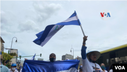 El presidente de la ONG Hagamos Democracia, Luciano García, expone que el papel de los nicaragüenses en el exilio es contar lo que está pasando en su país para que el mundo se entere. [Foto Armando Gómez/VOA].