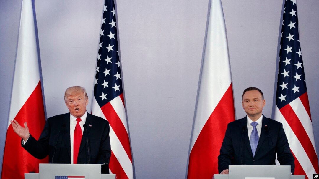 Presiden AS Donald Trump memberikan keterangan dalam sebuah konferensi pers dengan Presiden Polandia Andrzej Duda di Royal Castle, Warsawa, 6 Juli 2017. (AP Photo / Evan Vucci)