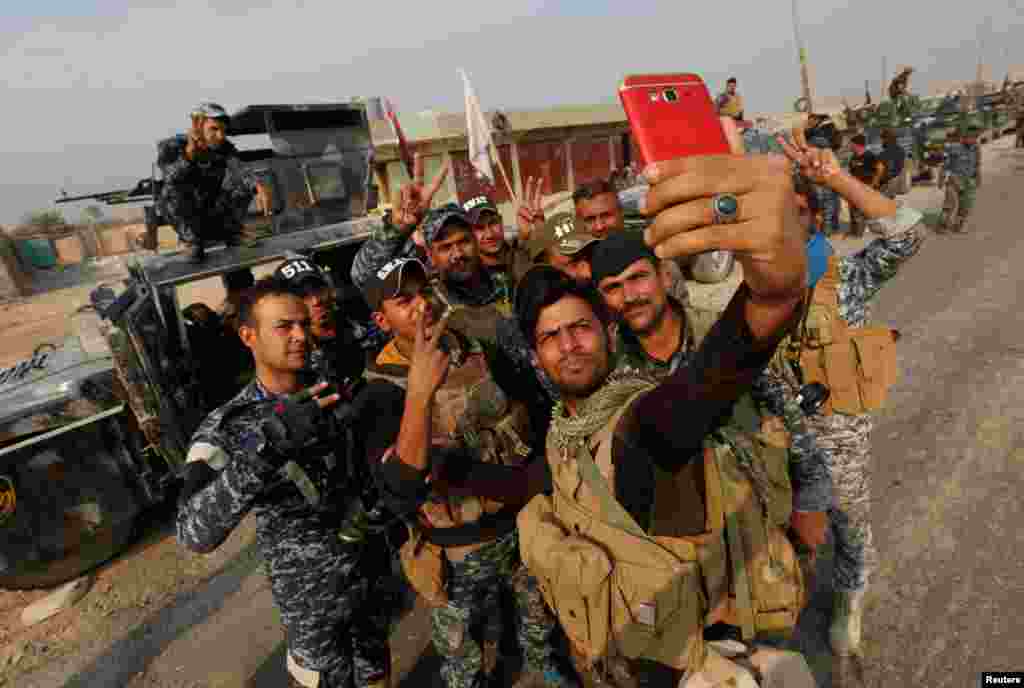 سلفی اعضای پلیس ملی&zwnj; عراق در شهر قیاره بعد از آزادسازی از دست داعش.