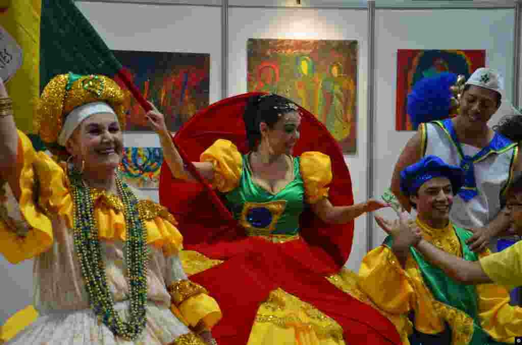 Las delegaciones, provenientes de todo el mundo, muestran lo mejor de su cultura y conocimientos&nbsp;para informar y concienciar a los visitantes de los peligros del s&iacute;ndrome. (FOTO: Madina Thiam).