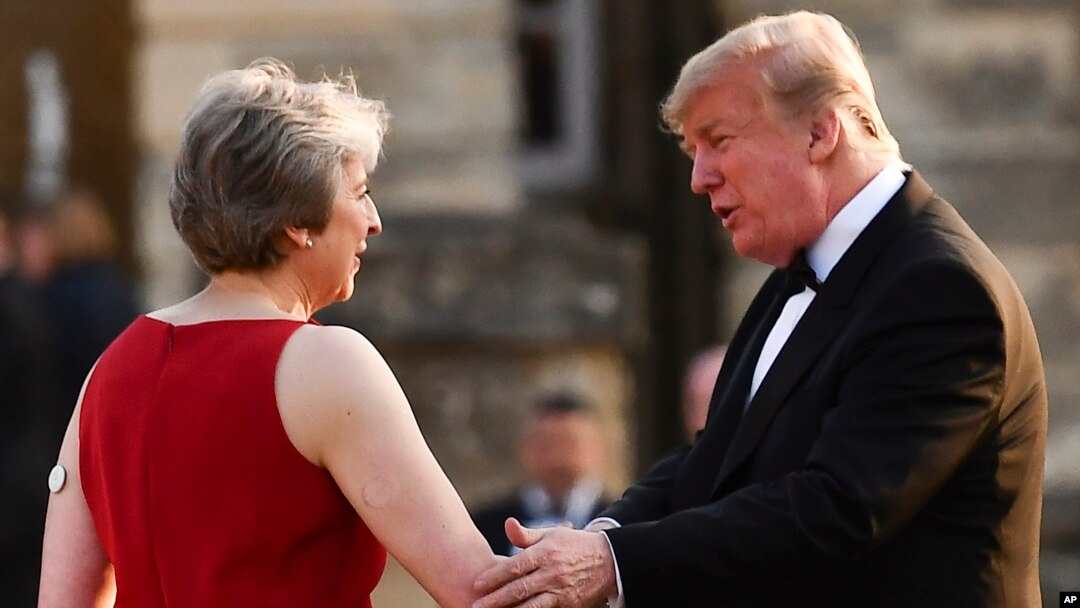 PM Inggris Theresa May (kiri) menyambut kedatangan Presiden AS Donald Trump di istana Blenheim, London, Kamis (12/7). 