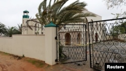 Polisi memblokade lokasi terjadinya penikaman maut di masjid Malmesbury, dekat Cape Town, Afrika Selatan, Kamis (14/6). 