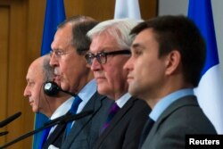FILE - France's Foreign Minister Laurent Fabius (L), Ukraine's Foreign Minister Pavlo Klimkin (R), Germany's Foreign Minister Frank-Walter Steinmeier (2nd R) and Russia's Foreign Minister Sergei Lavrov attend a news conference in Berlin July 2, 2014.