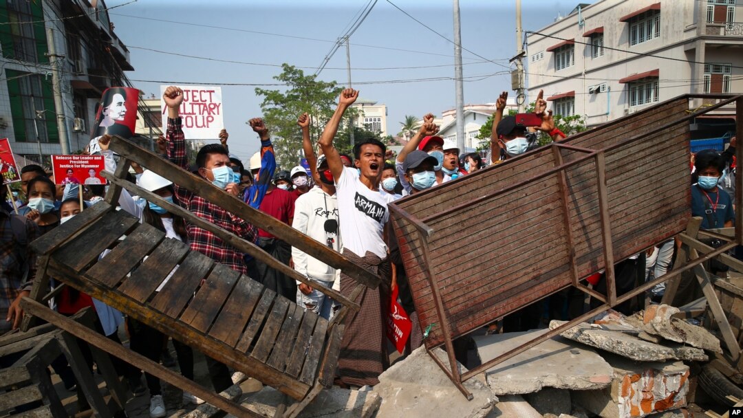 Para pengunjuk rasa meneriakkan slogan-slogan dalam protes terhadap kudeta militer di Mandalay, Myanmar, Minggu, 28 Februari 2021. (Foto: AP)