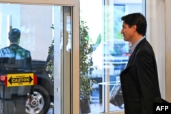 Perdana Menteri Kanada Justin Trudeau meninggalkan hotel menuju bandara di West Palm Beach, Florida, pada 30 November 2024. (Foto: AFP)