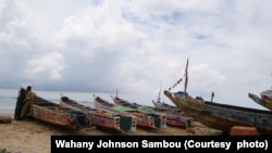 Des pirogues sur une plage de Mbour, le 10 septembre 2024. VOA / Wahany Johnson Sambou