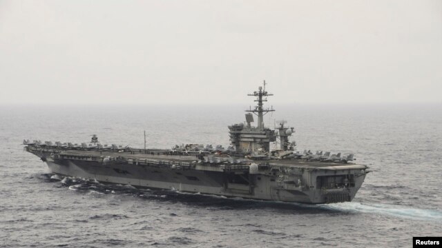 El portaaviones USS Theodore Roosevelt recibió la visita del secretario de Defensa, Ash Carter, cuando  transita por el Mar de la China Meridional.
