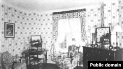 A view of a typical guest room at the Roosevelt Hotel as seen in a 1925 photo in Hotel Monthly magazine. (Public domain, courtesy of HathiTrust)