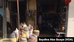 La devanture de la boutique de Fallou Diop à l'entrée du village artisanal de à Soumbédioune, Sénégal, 16 septembre 2017. (VOA/Seydina Aba Gueye)