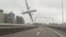 Momento en que el avión de TransAsia está a punto de caer, en una toma lograda con una cámara colocada en el tablero de un auto.
