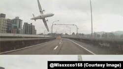 Pesawat TransAsia sesaat sebelum jatuh ke sungai Keelung di Taiwan, Rabu (4/2).
