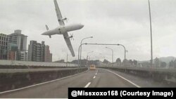Pesawat ATR-72 TransAsia Airways sesaat sebelum jatuh ke Sungai Keelung di Taipei, Februari lalu (foto: dok).