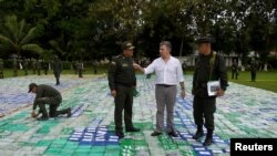 Presiden Kolombia Juan Manuel Santos terlihat bersama barang sitaan lebih dari 12 ton kokain di Apartado, Kolombia, 8 November 2017.