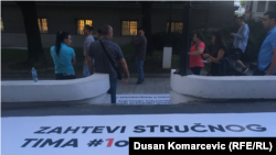 Traspaprent ispred zgrade Predsedništva, tokom protesta "1 od 5 miliona" u Beogradu, 17 avgusta 2019. (Foto: Dušan Komarčević, Radio Slobodna Evropa)