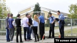 Policija ispred Gimnazije u Tuzima