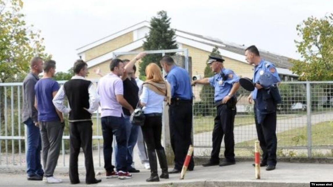 Policija ispred Gimnazije u Tuzima