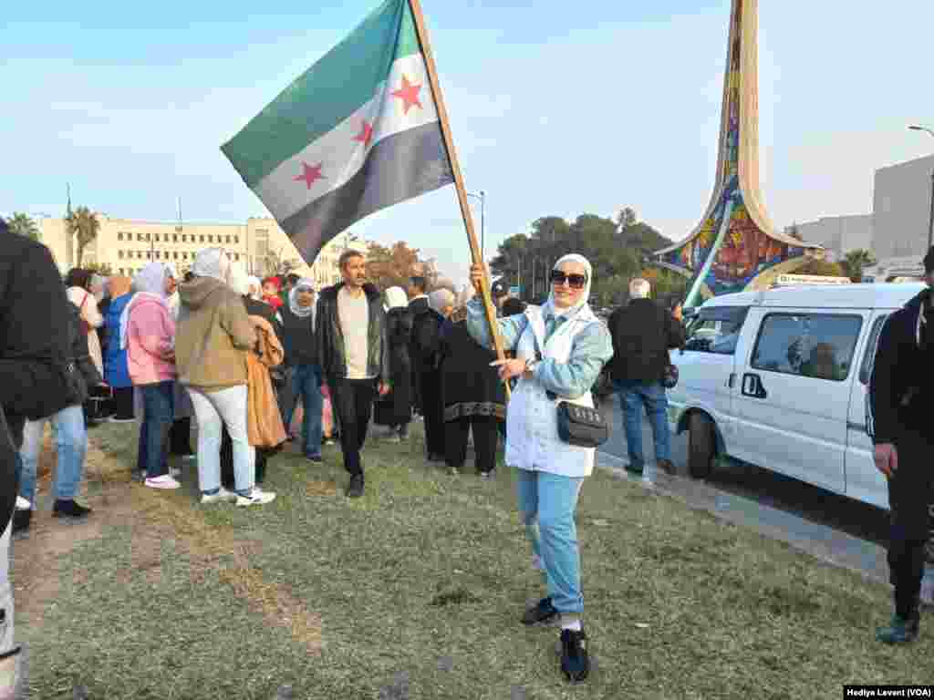 Başkent Şam&#39;ın merkezindeki meydanlarda ve ana caddelerde insanlar gruplar halinde Esat&rsquo;ın devrilmesini kutluyor