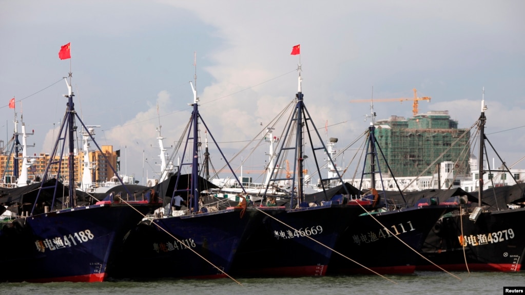 停泊在海南港口的中国渔船 （资料照 路透社）(photo:VOA)