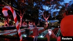 Seorang perempuan muslim berfoto di dekat hiasan Natal di Tribeca Park di Jakarta, Indonesia, 29 November 2017. (Foto: dok).