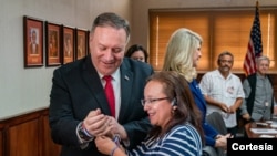 El secretario de Estado, Mike Pompeo, recibe un brazalete azul y blanco, de la periodista nicaraguense exiliada en Costa Rica, Lucía Pineda. Pompeo se reunió con opositores y exiliados nicaraguenses durante su visita a Costa Rica el 20 de enero de 2020. Foto Cortesía State Dept