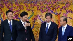 South Korean Foreign Minister Yun Byung-se, second from left, guides U.S. Deputy Secretary of State Tony Blinken, second from right, Japanese Vice Foreign Minister Akitaka Saiki, left, and South Korean Vice Foreign Minister Lim Sung-nam, right, during their meeting in Seoul, April 19, 2016. 