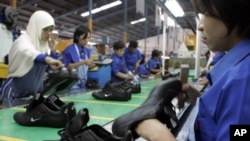 Indonesian laborers work at a Nike shoes factory in Tangerang in West Java province. (2007 File)