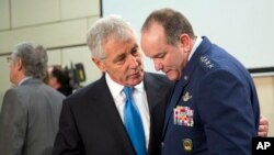 Міністр оборони США Чак Гейґел і головнокомандувач військ НАТО в Європі американський генерал Філіп Брідлав, 5 лютого 2015 р.