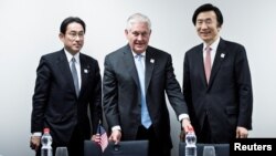 Sakataren harkokin wajen Amurka Rex Tillerson (Tsakiya) da wasu takwarorin aikinsa