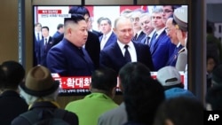 지난 2019년 김정은 북한 국무위원장과 블라디미르 푸틴 러시아 대통령의 회담 뉴스가 한국 서울역 내부 TV를 통해 방송되고 있다. (자료사진)