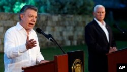 Shugaban Colombia Juan Manuel Santos, (hagu) yana magana da manema labarai yayin da mataimakin shugaban Amurka Mike Pence (dama) yake sauraro a wani taron manema labarai na hadin gwiwa da suka yi a ranar 13 ga watan Agusta, 2017.