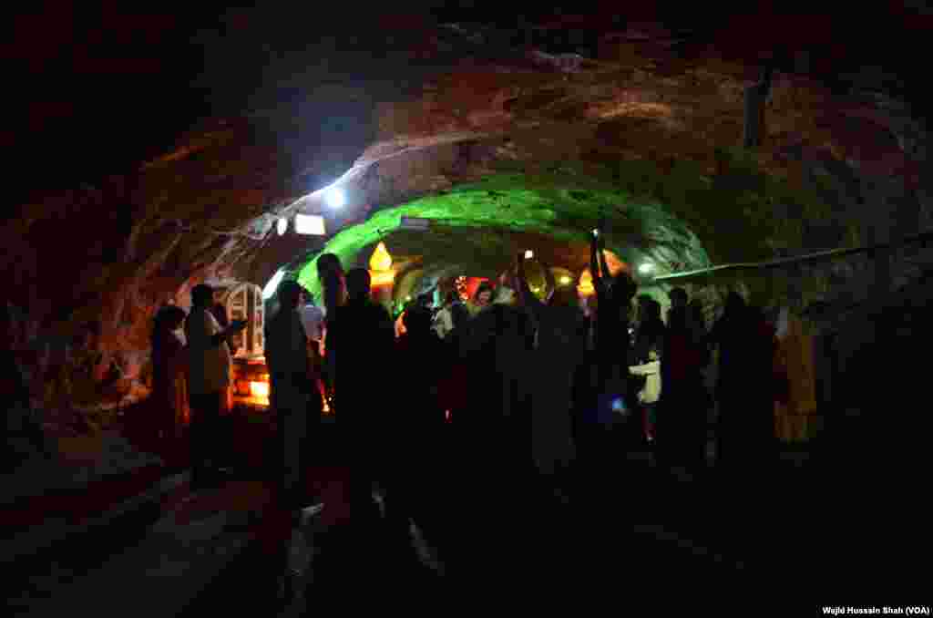 کھیوڑہ کی بیشتر آبادی زیادہ تر نمک کے کاروبار یا کان کنی سے وابستہ ہے۔