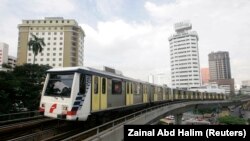 Kereta Light Rail Transit (LRT) bergerak melalui pusat kota Kuala Lumpur,15 Januari 2007. (Foto: REUTERS/Zainal Abd Halim)