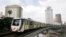 Kereta Light Rail Transit (LRT) bergerak melalui pusat kota Kuala Lumpur,15 Januari 2007. (Foto: REUTERS/Zainal Abd Halim)