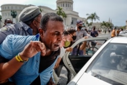 Un hombre es arrestado durante una manifestación contra el gobierno del presidente cubano Miguel Díaz-Canel en La Habana, el 11 de julio de 2021.
