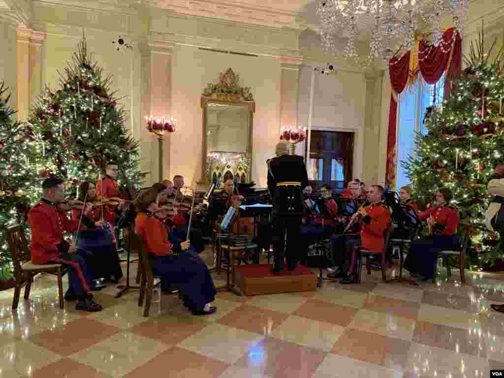 تزئینات کریسمس در کاخ سفید (عکس: صدای آمریکا)