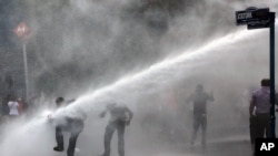 16일 터키 수도 앙카라에서 진압 경찰이 반정부 시위대에 물대포를 쏘고 있다.
