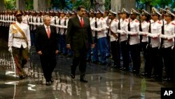 La visita oficial de dos días del presidente Nicolás Maduro a Cuba el fin de semana ha sido criticada por la oposición.