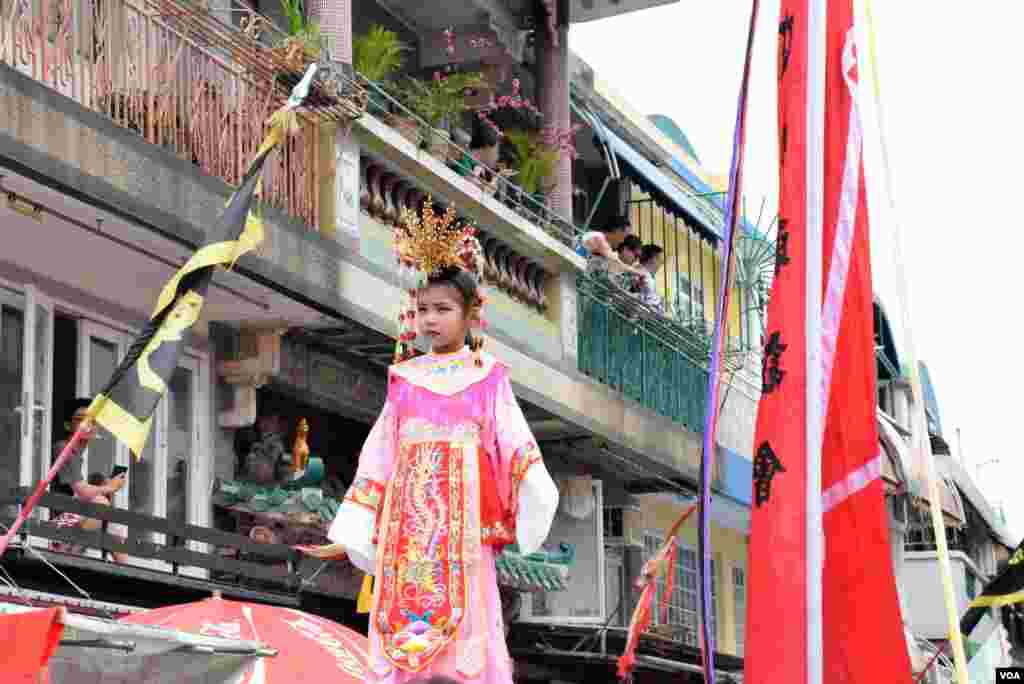 長洲太平清醮飄色巡遊的「色芯」站在支架上穿梭大街小巷，營造出「凌空飄然」的效果。(美國之音記者湯惠芸拍攝)