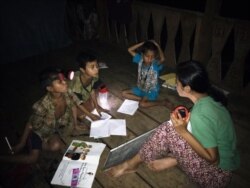 Salah seorang volunteer Sokola Rimba (baju hijau) saat mengajar anak-anak Orang Rimba. (Courtesy: Alberta Prabarini)