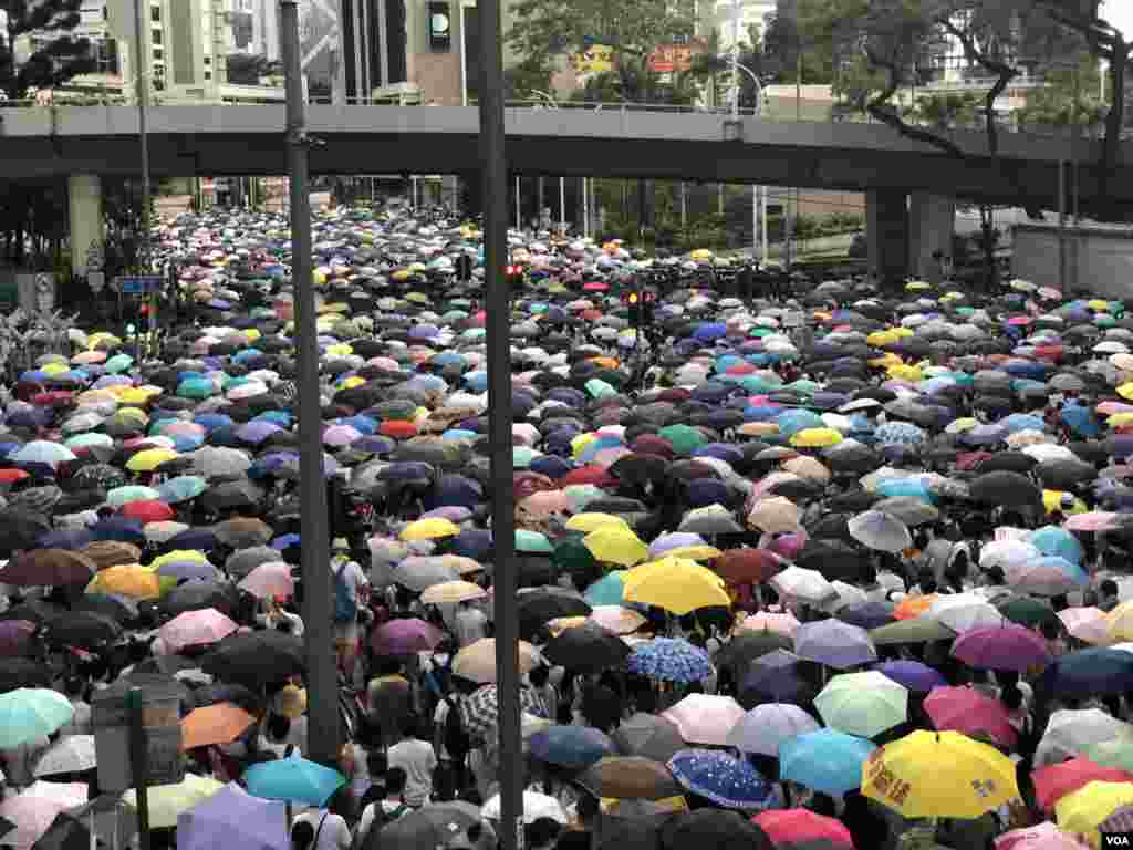香港民陣估計6-9反送中大遊行的人數超過2003年7-1大遊行的50萬人。(美國之音湯惠芸拍攝)