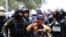 La policía detuvo este lunes a un hombre herido durante los enfrentamientos en las calles de La Paz (Bolivia) entre seguidores y opositores de Evo Morales.