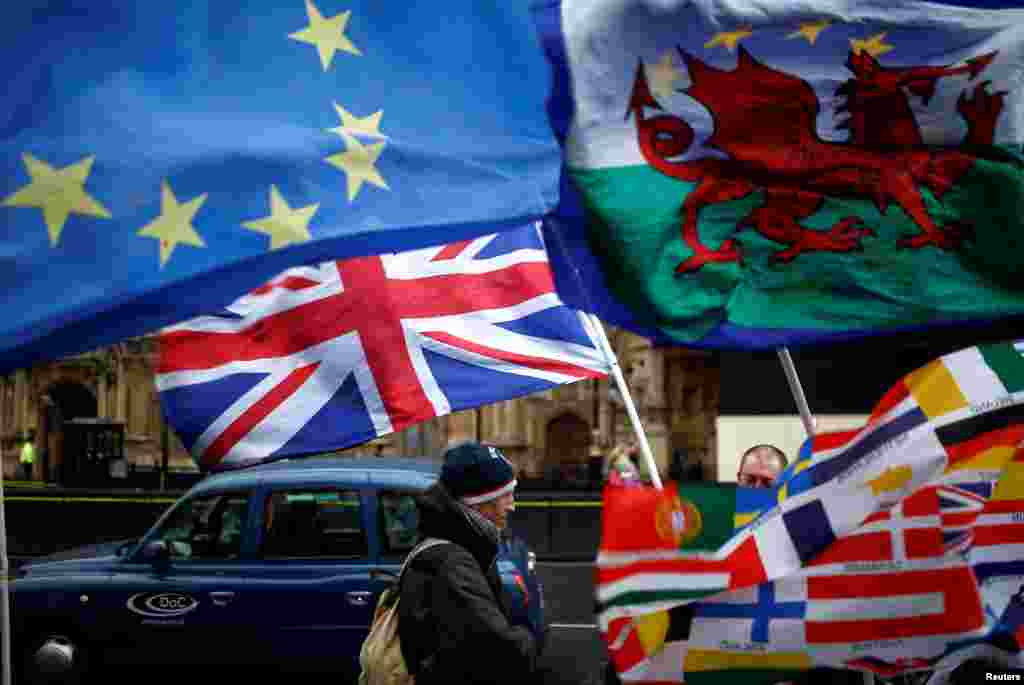 영국 런던 의회에서 테레사 메이 영국 총리의 불신임안 투표가 부결된 가운데, 의회 밖에서 유럽연합(EU)깃발과 영국 국기가 바람에 휘날리고 있다.
