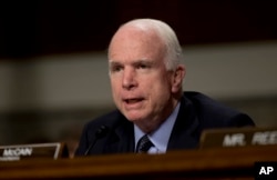 Thượng nghị sĩ John McCain, Đảng Cộng hòa - bang Arizona.