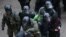 Bjeloruski policajci privode demonstrante tokom proteste protiv vlade i predsjednika Lukašenka u Minsku, 15. novembra 202